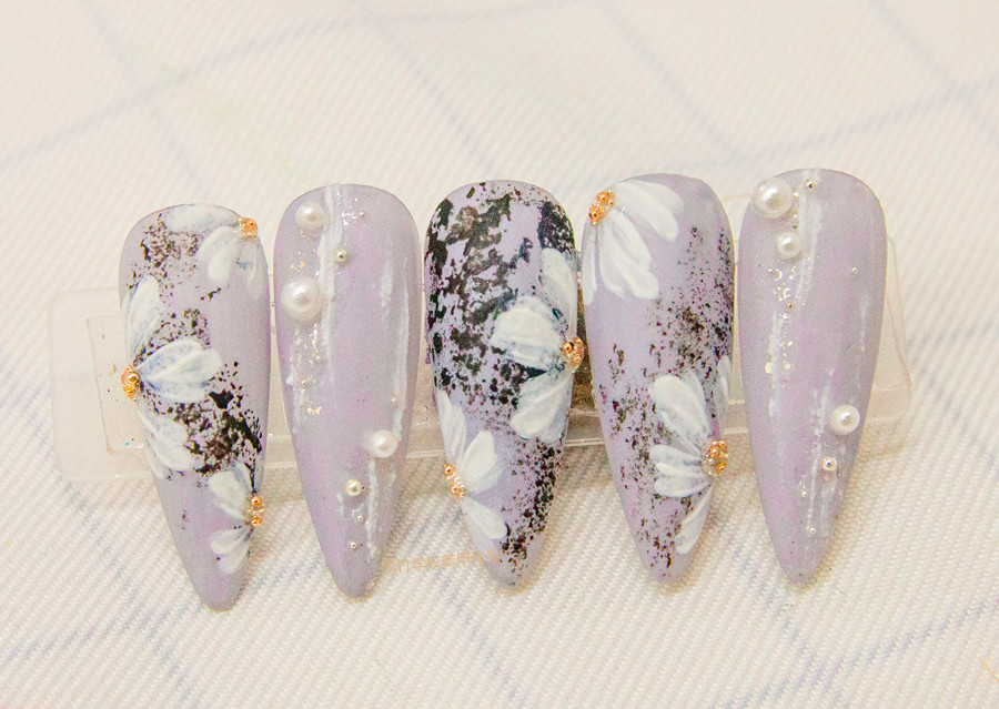 南寧美甲學(xué)校：磨砂美甲，鉑金膠美甲，彩繪小雛菊美甲