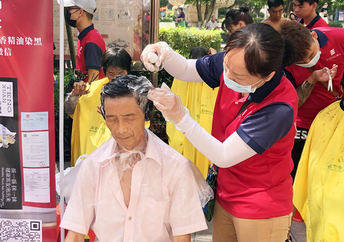 “白染黑”受歡迎，南寧美發(fā)學(xué)校公益進(jìn)社區(qū)