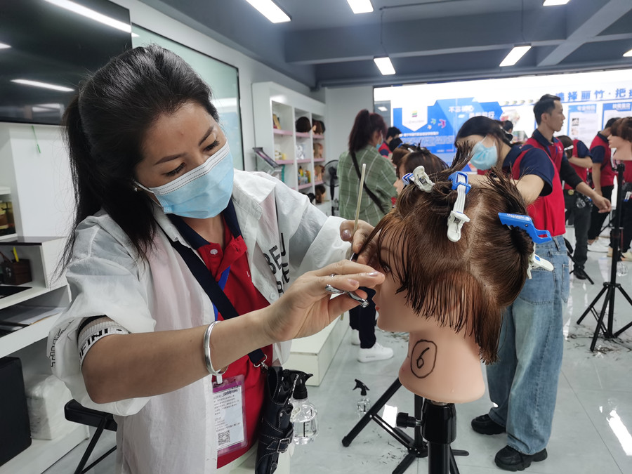 剪劉海的好與壞，南寧美發(fā)培訓(xùn)課程分享