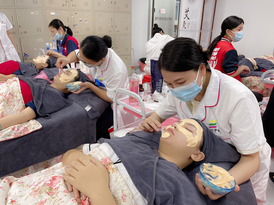 敷軟膜粉的流程，南寧美容皮膚管理培訓班