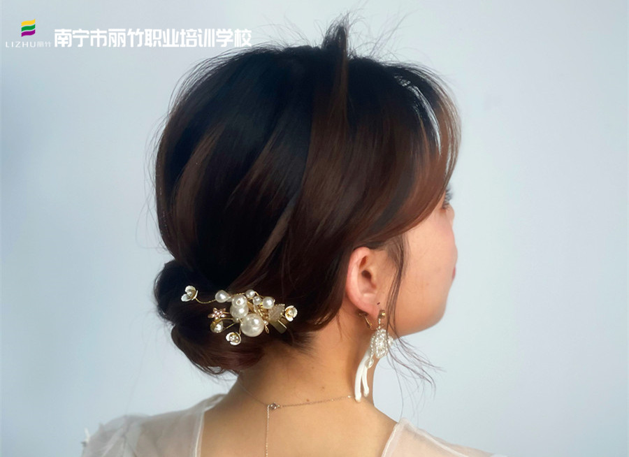 森系簡約編盤發(fā)，南寧化妝發(fā)型培訓(xùn)作品