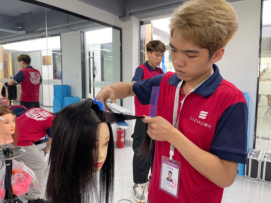 直板夾的工作原理，南寧美發(fā)職業(yè)培訓(xùn)學(xué)校課程講解