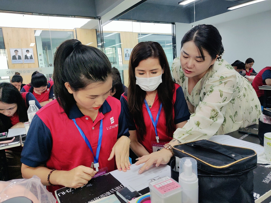 紙上練習睫毛，廣西美睫培訓基礎(chǔ)練習