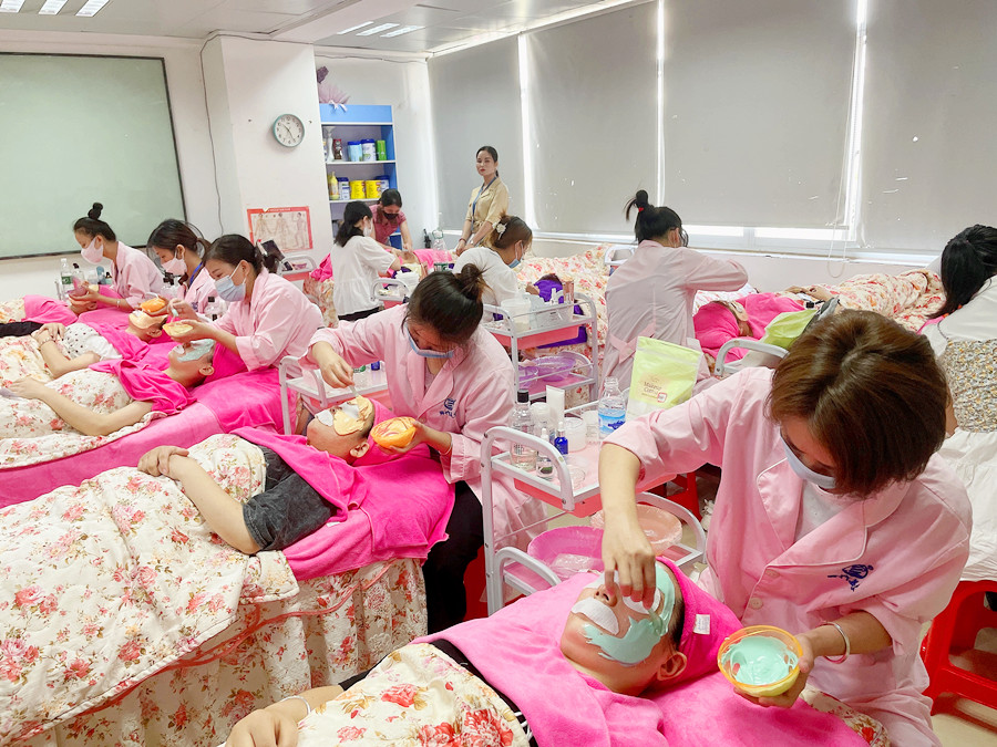 涂抹式面膜和貼片面膜區(qū)別，廣西美容培訓(xùn)面部