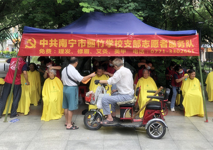 ?小區(qū)免費理發(fā)公益活動，廣西美發(fā)職業(yè)技術(shù)學校在進行
