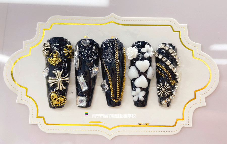 飾品堆鉆美甲，廣西美甲專業(yè)教學(xué)學(xué)員作品