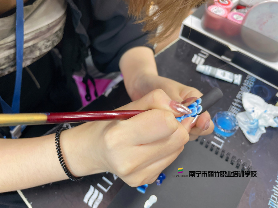 甲油膠調(diào)色技巧，南寧美甲培訓(xùn)