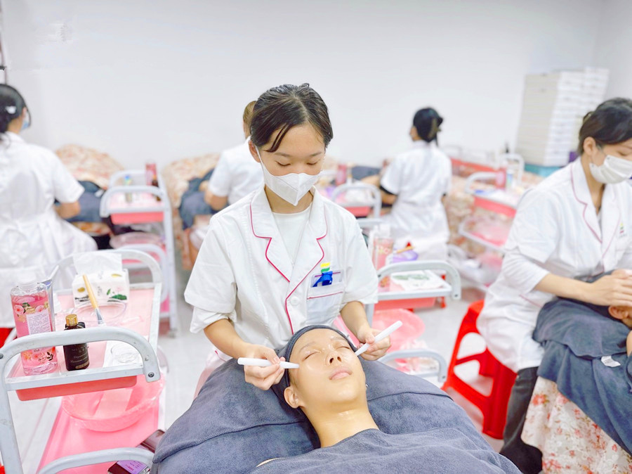 秋季面部撥筋的好處，廣西美容護(hù)膚培訓(xùn)