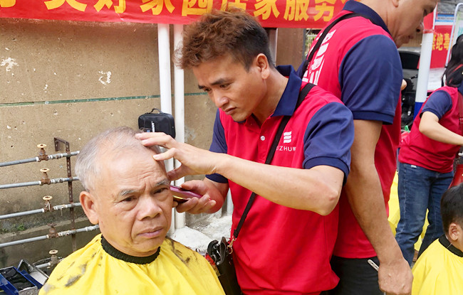 廣西美發(fā)職業(yè)學?！皩W雷鋒”活動走進南棉社區(qū)