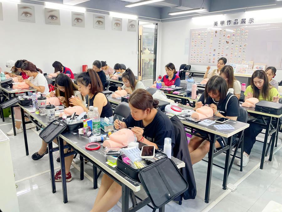為什么要在假頭模練習(xí)美睫？廣西美睫培訓(xùn)課件解析