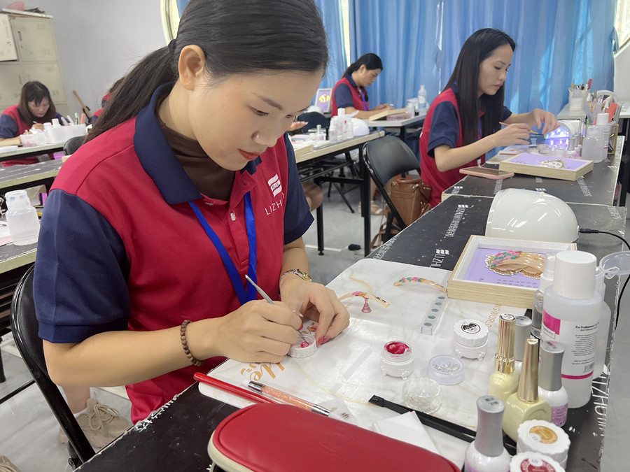 賞析！南寧美甲造型學(xué)校學(xué)員雕花作品