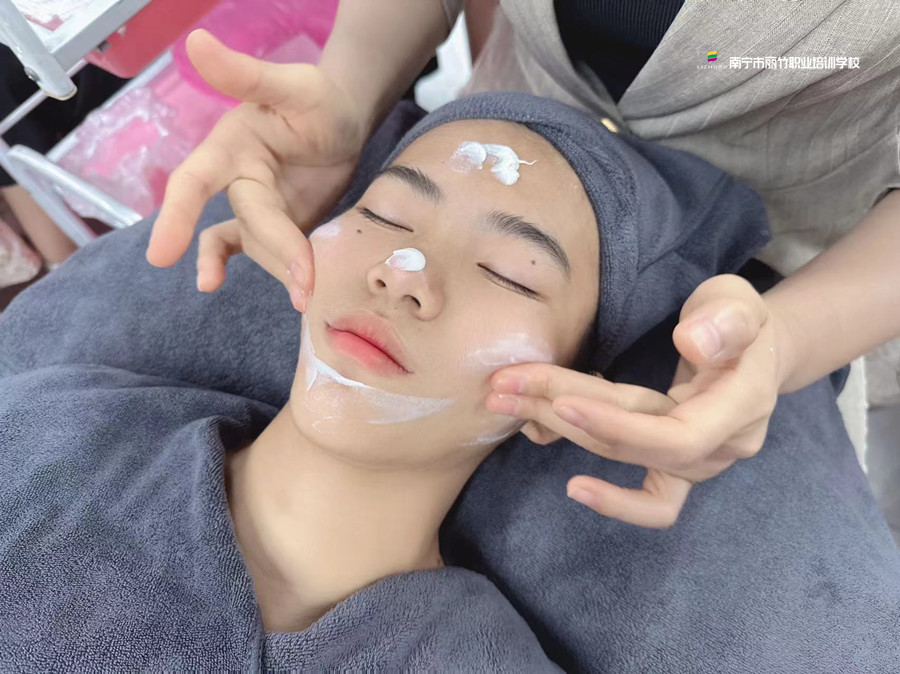 南寧皮膚管理培訓(xùn)學(xué)校：你為什么要皮膚清潔