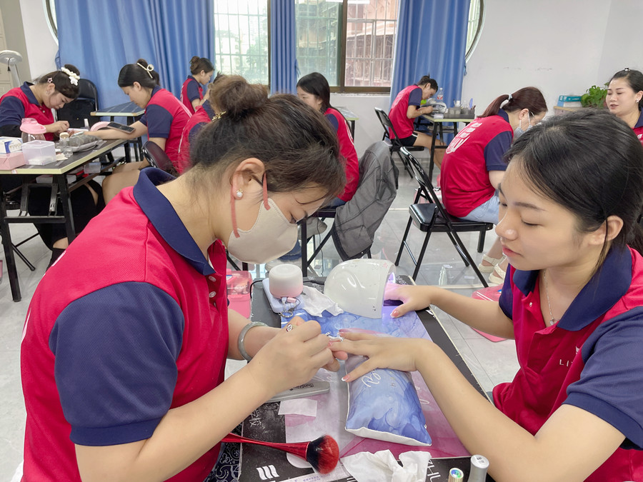 南寧美甲職業(yè)：指甲油干了怎么辦？