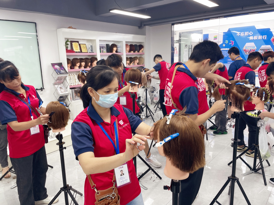 南寧美發(fā)培訓到哪里？先看看麗竹美發(fā)基礎如何練習