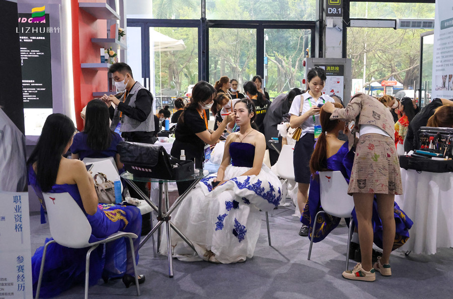 麗竹彩妝專業(yè)為“人博會民族服飾展”提供化妝服務(wù)