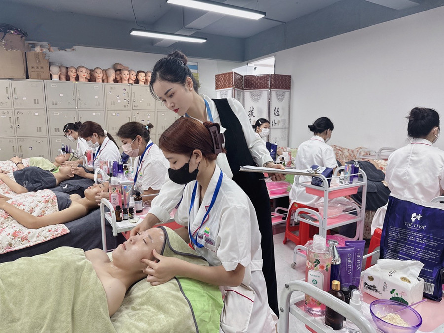 改善面部細(xì)紋的手法？南寧皮膚管理培訓(xùn)