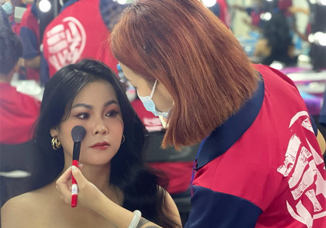 披發(fā)造型新娘，零基礎化妝造型