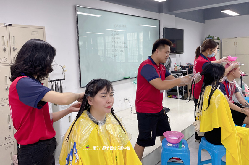 廣西燙染培訓(xùn)：染發(fā)后洗頭的注意事項