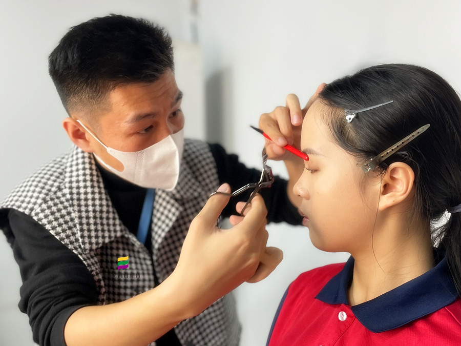 如何用睫毛夾？化妝工具介紹