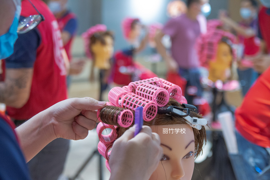 零基礎(chǔ)學(xué)卷發(fā)：卷發(fā)筒使用注意事項(xiàng)