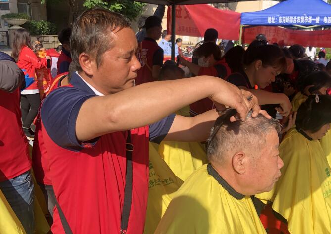 冬日暖陽，廣西美發(fā)理發(fā)學校小區(qū)免費理發(fā)