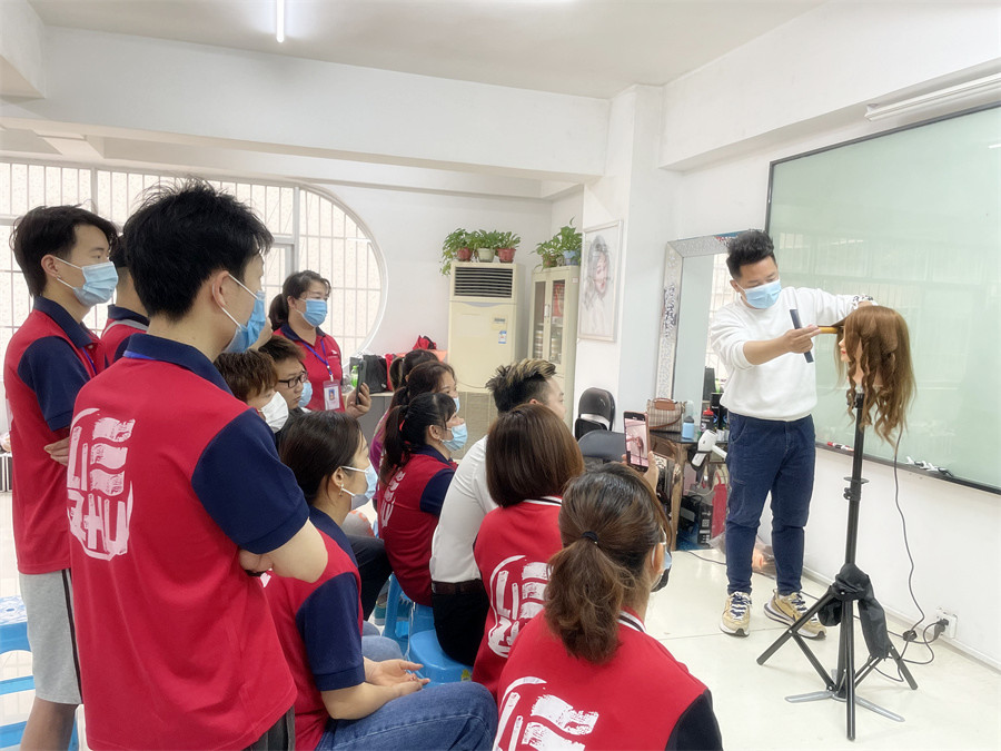 電卷棒怎么用？南寧學美發(fā)工具有哪些？