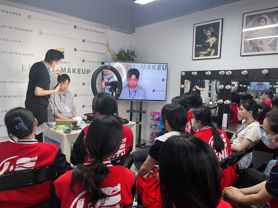 如何給男生化妝？廣西化妝彩妝基礎