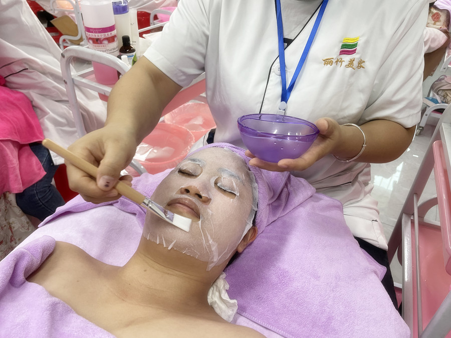 冬季敷面膜技巧，南寧美容護(hù)膚養(yǎng)顏學(xué)校分享