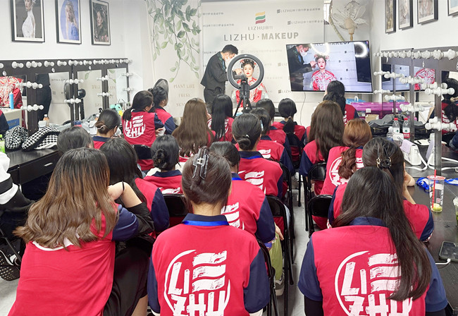 中式秀禾妝容特點(diǎn)，廣西新娘造型專業(yè)學(xué)校講解