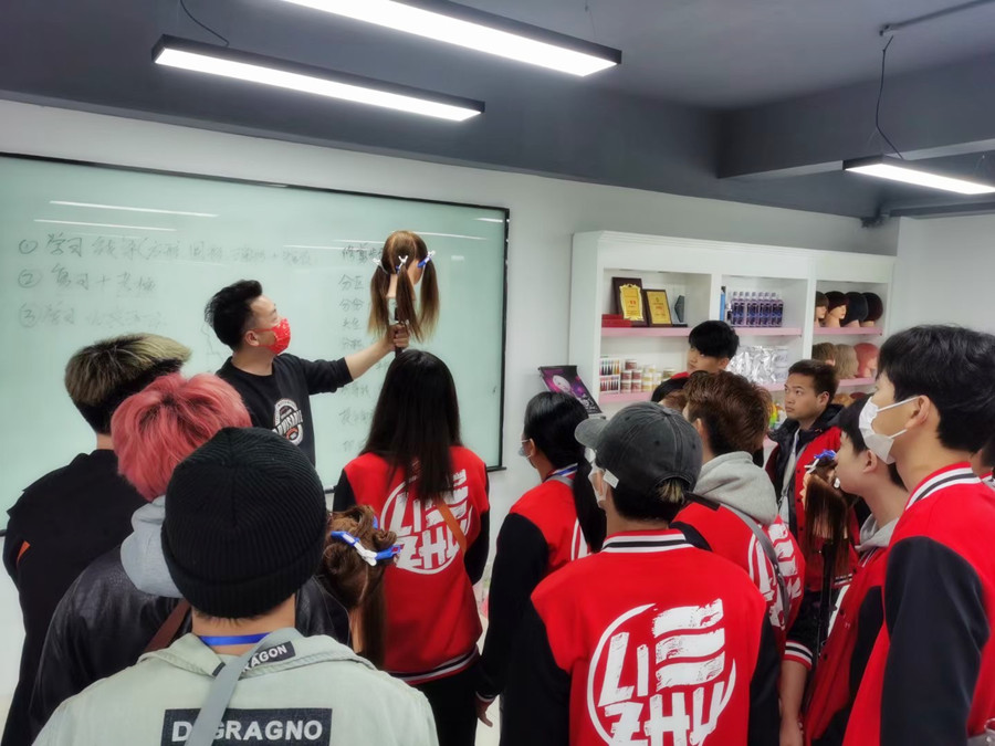 剪女發(fā)的技巧，廣西剪發(fā)理發(fā)學校課堂