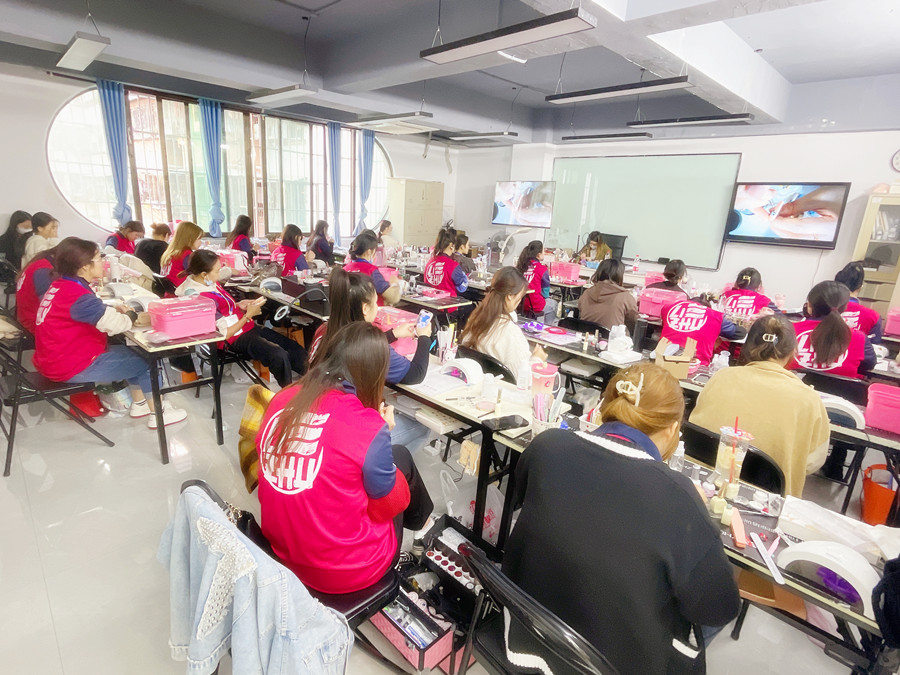 招財(cái)貓美甲教程解析，廣西美甲學(xué)徒