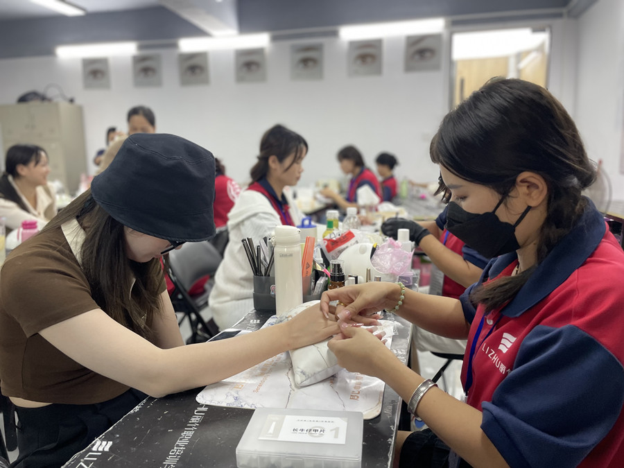 全貼甲片卸甲步驟，廣西美甲學校在哪里？