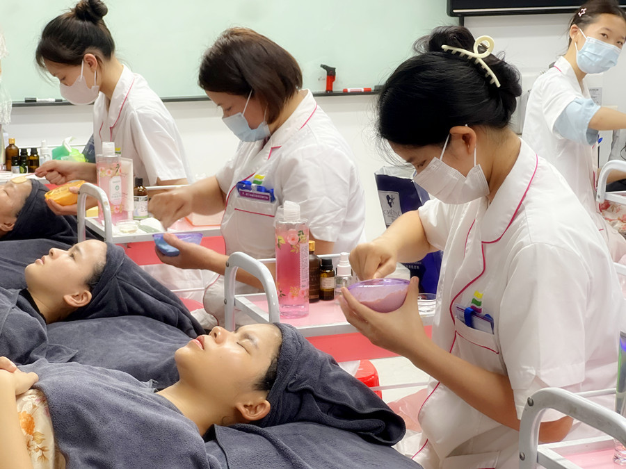 軟膜與貼片面膜的特點(diǎn)，南寧美容培訓(xùn)課程