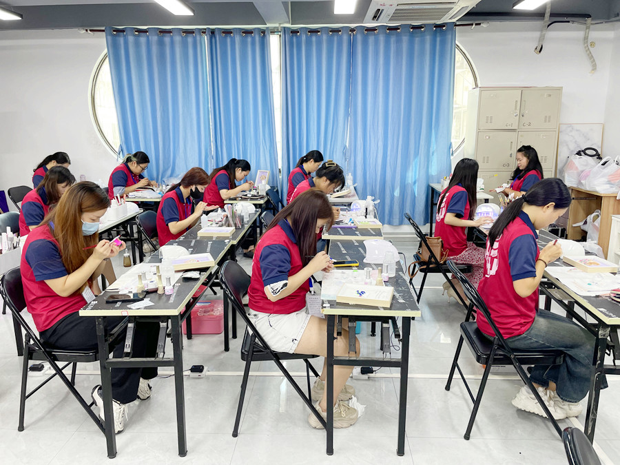 廣西美甲學(xué)校推薦：零基礎(chǔ)美甲怎么學(xué)？