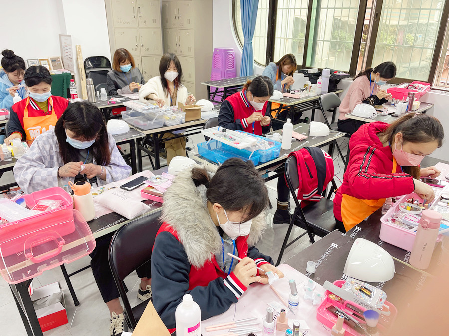 水彩草莓美甲，廣西美甲學校推薦