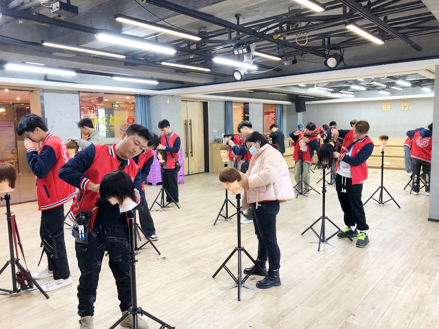 修剪碎發(fā)的技巧，廣西美發(fā)理發(fā)技術(shù)學(xué)校教學(xué)