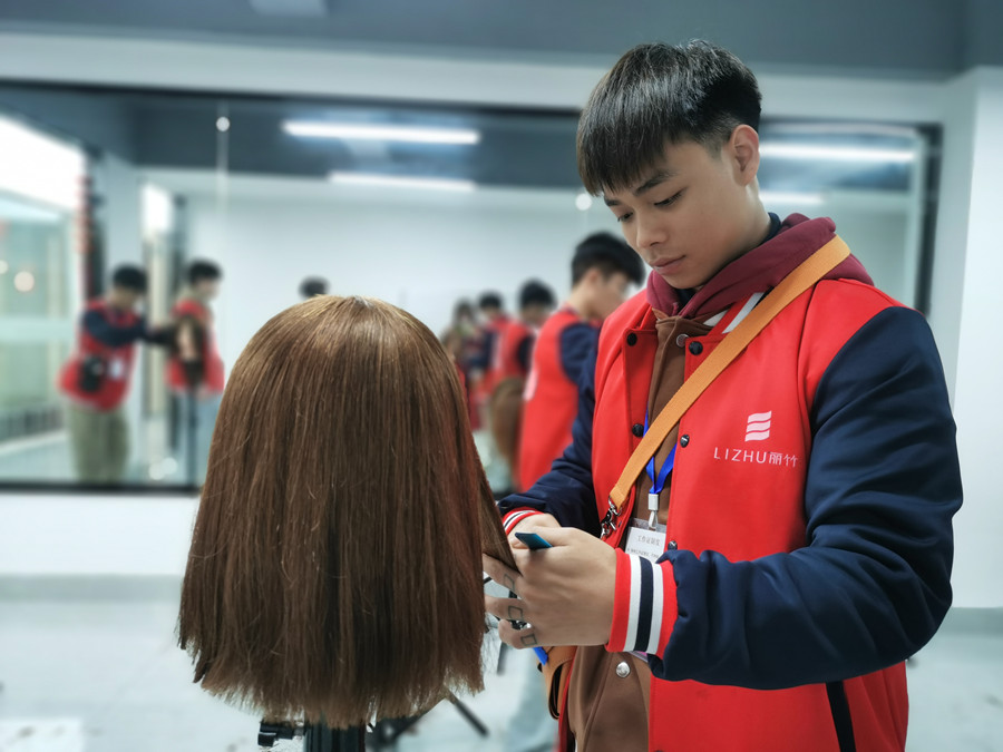 南寧理發(fā)：女士發(fā)尾修剪前的技巧