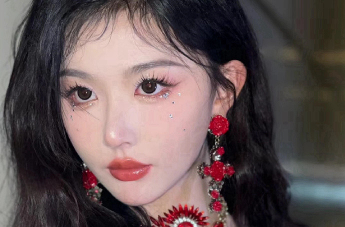 孔雪兒演唱會碎鉆仿妝，廣西美妝學習