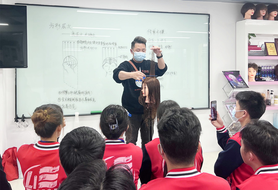 高馬尾的修剪技巧，南寧學(xué)女士剪發(fā)