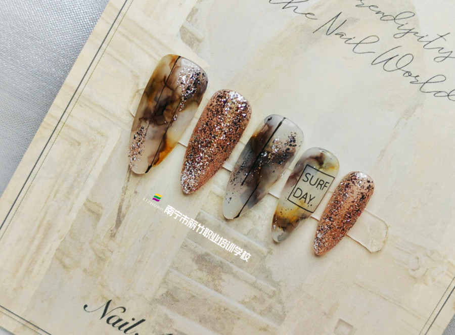 潑墨暈染美甲，廣西南寧美甲職業(yè)技術(shù)學校作品