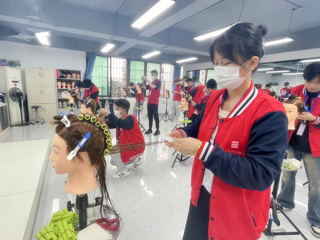 國際標(biāo)準(zhǔn)卷杠考核，南寧燙染剪技術(shù)進修班課堂