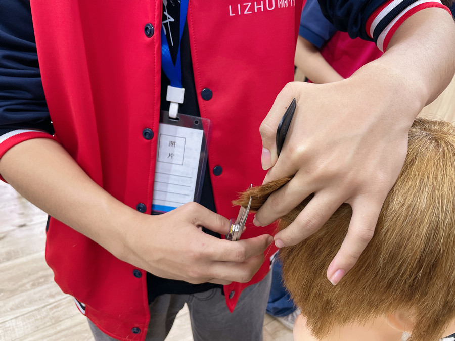 如何準(zhǔn)確定位側(cè)面頭發(fā)的落點(diǎn)？廣西學(xué)剪發(fā)