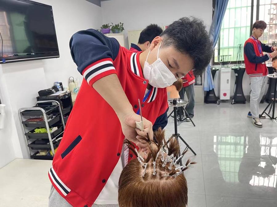 什么是錫紙燙？廣西美發(fā)燙染剪學(xué)校課程講解