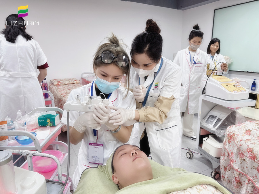 學(xué)美容儀器的基礎(chǔ)，南寧美容學(xué)校一對一教學(xué)