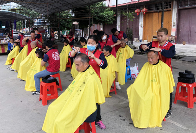 廣西美發(fā)志愿者服務(wù)隊深入城鎮(zhèn)進行義剪