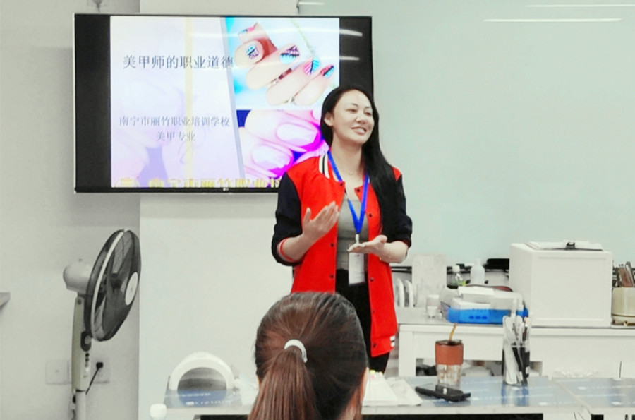 你好！歡迎來到南寧美甲培訓(xùn)學(xué)校