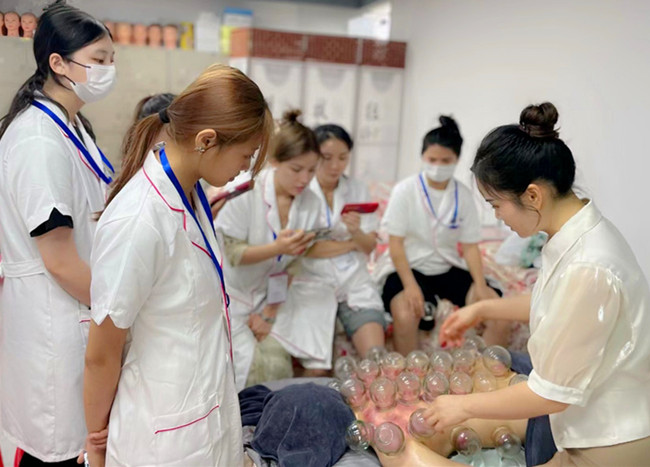 拔罐的操作流程，南寧美容美體課堂手法示范