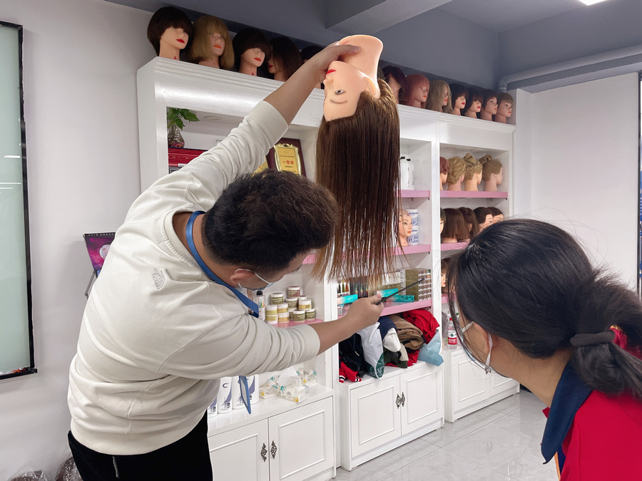 長碎發(fā)怎么剪？南寧剪發(fā)理發(fā)培訓(xùn)學(xué)校課件