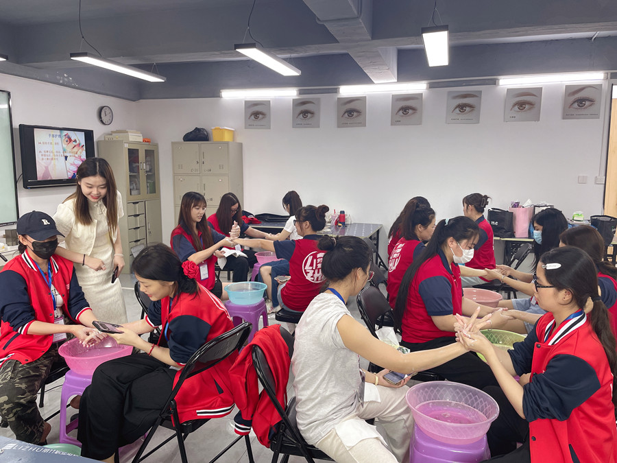 美甲手部護理的好處，南寧美甲培訓(xùn)課程講解