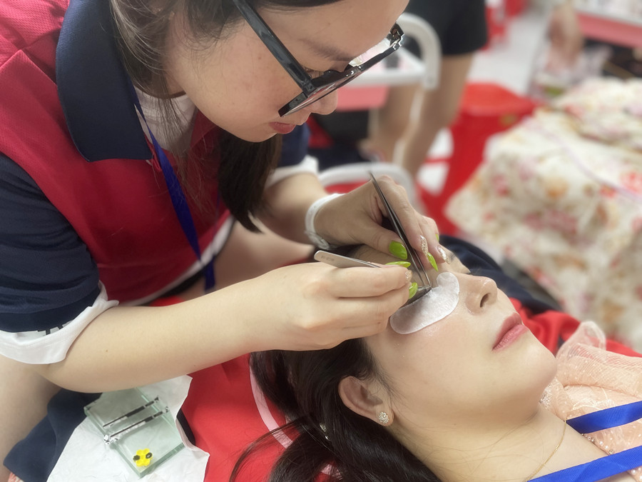 美睫后眼睛癢？廣西美甲美睫學(xué)校幫你解決